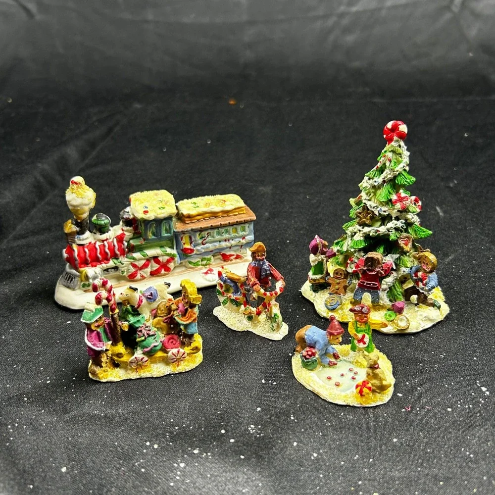 Gingerfrost Lane 2005 Christmas Village 5 Piece Set Train Tree Figurines 856124